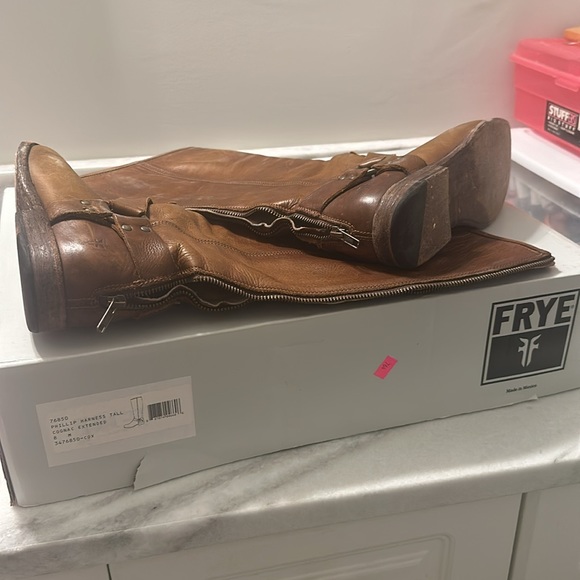 FRYE PHILIP HARNESS TALL COGNAC EXTENDED 9 - Picture 2 of 5
